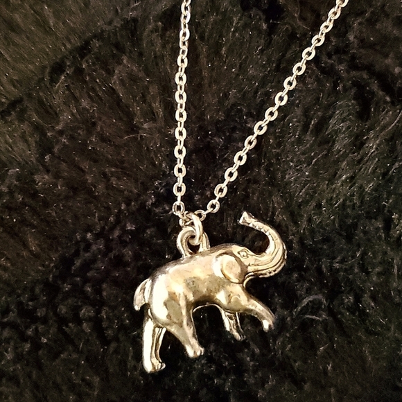 Forever 21 Jewelry - Dainty Silver Elephant Necklace